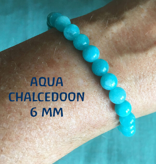 Edelsteen-aqua-chalcedoon-6mm-armbandje-edelsteenkralen-