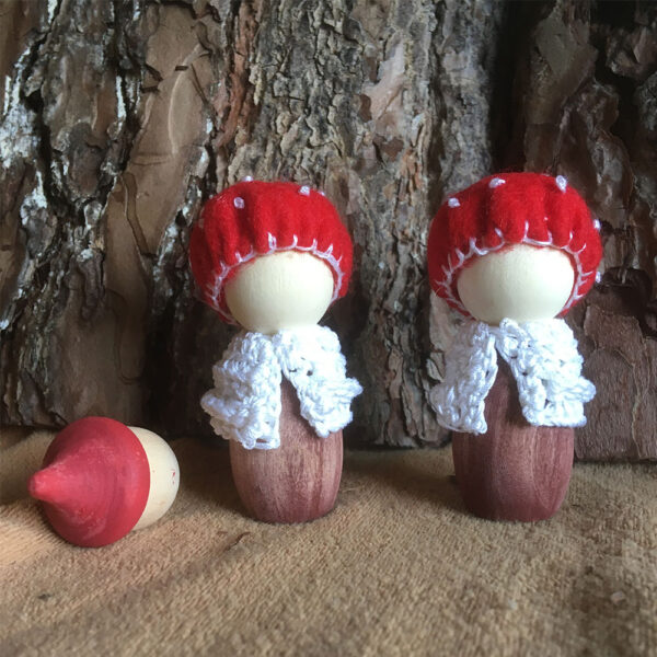 Paddestoelmannetje-1-roodmetwittestippen-herfst-herfsttafel-seizoenstafel-wolvilt-