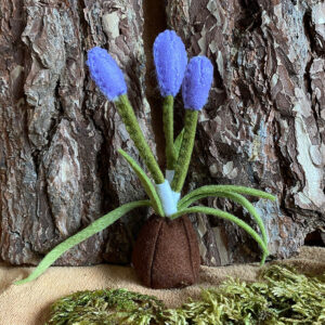 Krokus-in-knop-lila-1-voorjaar-lente-lentetafel-bolletje-voorjaarsbloem-vilt