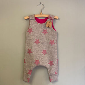 Baggy-grijsroze-ster-Jumpsuit.baby-kraamcadeuatje-babyshower-geboorte