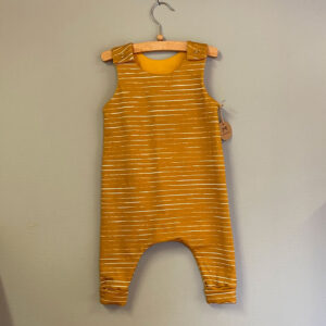 Baggy-okerstreepje-Jumpsuit.baby-kraamcadeuatje-babyshower-geboorte-