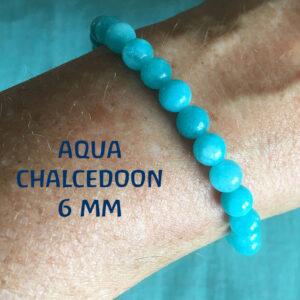 Edelsteen-aqua-chalcedoon-6mm-armbandje-edelsteenkralen-