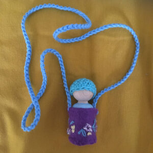 Ketting-1-paars-kegelpopje-pegdoll-vilt-kind