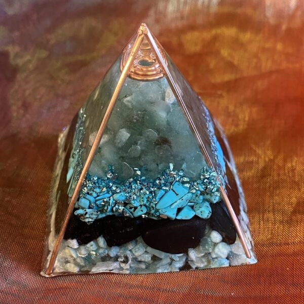 Organiet-piramide-1-Amazoniet Aventurijn- shungite-koper- spiritualiteit-edelsteenOrganiet-piramide-1-Amazoniet Aventurijn- shungite-koper- spiritualiteit-edelsteen
