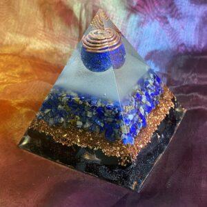 Organiet-piramide-1-Lapislazuli- shungite-koper- spiritualiteit-edelsteen-