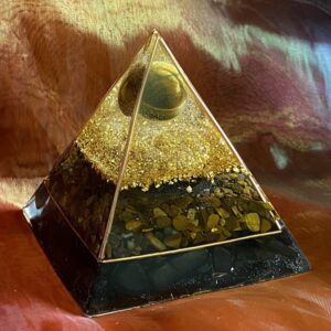 Organiet-piramide-1-Tijgeroog- shungite-koper- spiritualiteit-edelsteen-