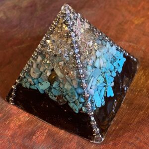 Organiet-piramide-2-Aventurijn-Turkoois- shungite-koper- spiritualiteit-edelsteen.