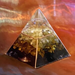 Organiet-piramide-2-Gele Jade- Tijgeroog shungite-koper- spiritualiteit-edelsteen.