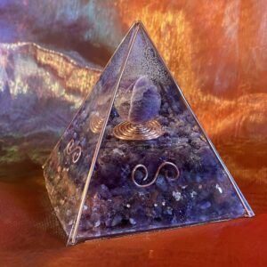 Organiet-piramide-3-Amethist Rozenkwarts- shungite-koper- spiritualiteit-edelsteen-