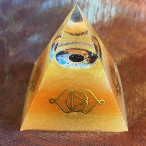 Organiet-piramide-3-Derde oog chakra- shungite-koper- spiritualiteit-edelsteen.