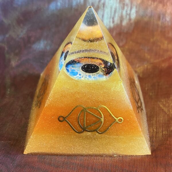 Organiet-piramide-3-Derde oog chakra- shungite-koper- spiritualiteit-edelsteen.