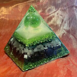 Organiet-piramide-1-Aventurijn-shungite-koper- spiritualiteit-edelsteen-