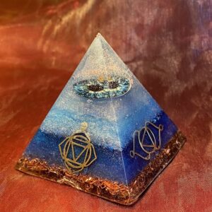 Organiet-piramide-1-Derde oog chakra- shungite-koper- spiritualiteit-edelsteen..JPG