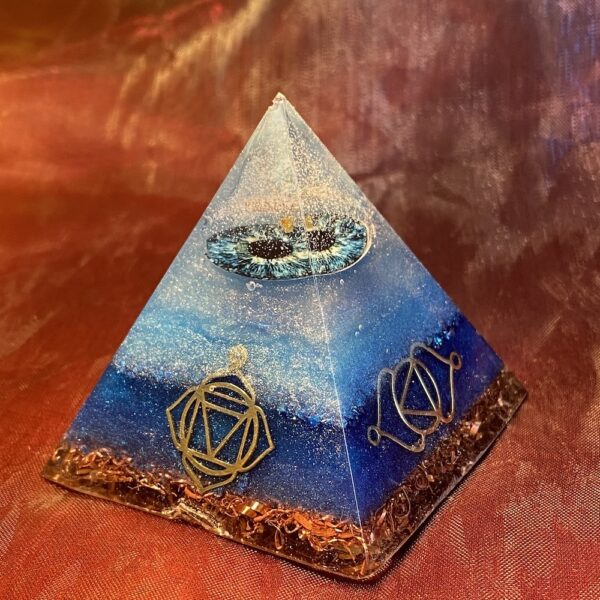 Organiet-piramide-1-Derde oog chakra- shungite-koper- spiritualiteit-edelsteen..JPG