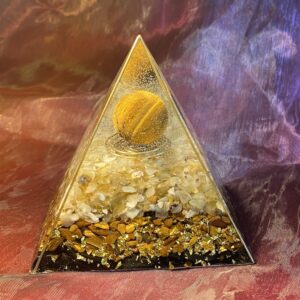 Organiet-piramide-1-Gele Jade- Tijgeroog-shungite-koper- spiritualiteit-edelsteen-
