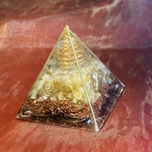 Organiet-piramide-1-Gele Jade-shungite-koper- spiritualiteit-edelsteen