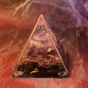 Organiet-piramide-1-amathist-shungite-koper- spiritualiteit-edelsteen-