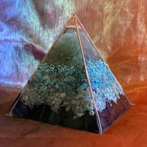 Organiet-piramide-2-Aventurijn-turkoois-Amazoniet- shungite-koper- spiritualiteit-edelsteen-
