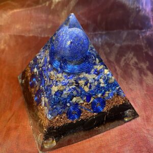 Organiet-piramide-2-Lapis Lazuli-shungite-koper- spiritualiteit-edelsteen