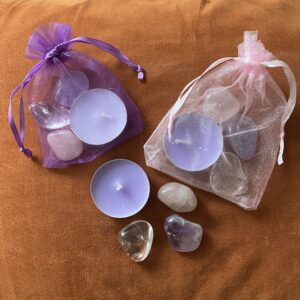 Gouden driehoek in zakje. amethist-rozenkwarts-bergkristal. GoudenDriehoekJPG